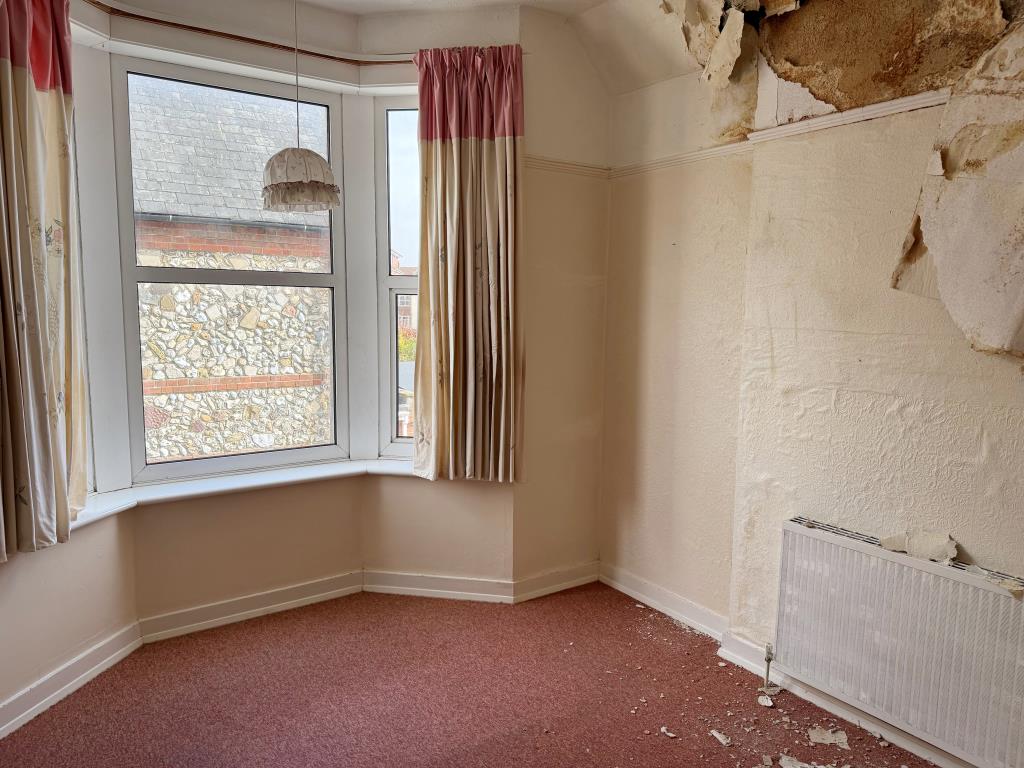 Lot: 125 - SUBSTANTIAL PROPERTY ARRANGED AS TWO FLATS IN NEED OF REFURBISHMENT - FF bedroom 2 with window